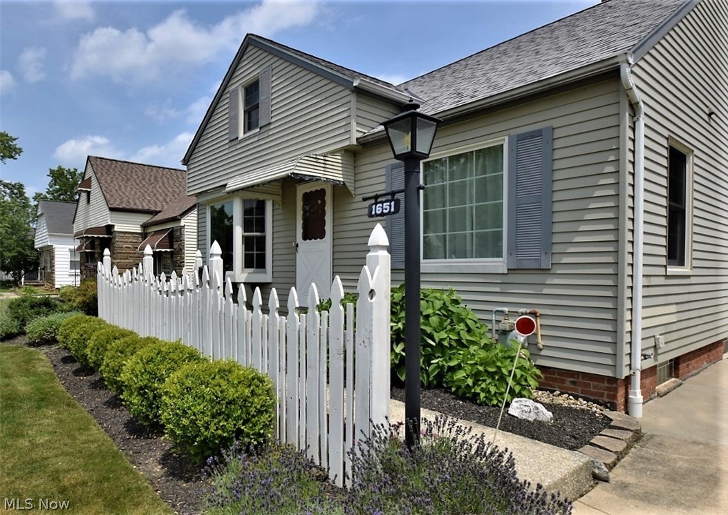 1651 Harwich Road Cleveland, OH 44124 - Photo 2 of 33