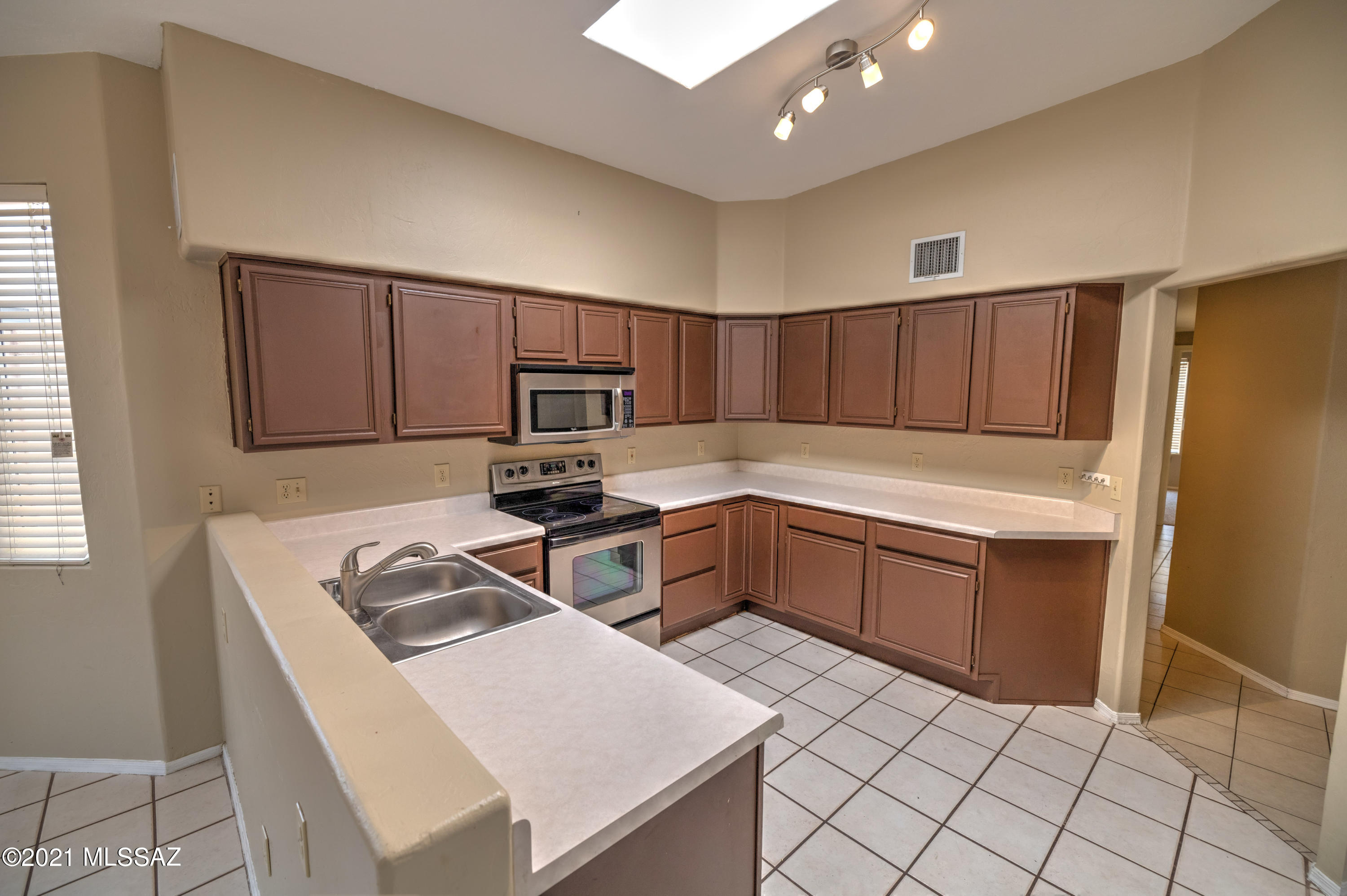10196 North Inverrary Place Oro Valley, AZ 85737 - Photo 7 of 38