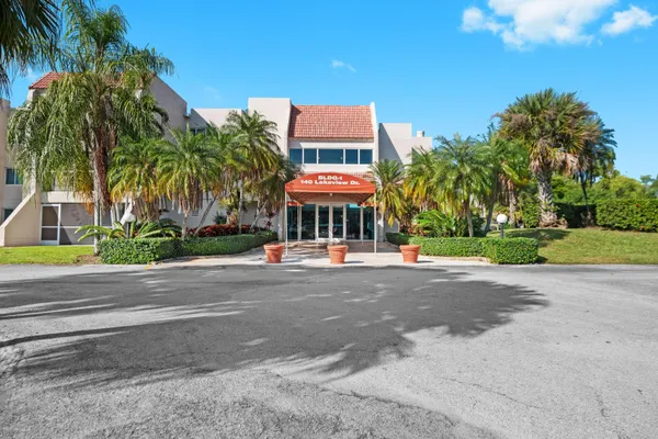 $239,900 | 140 Lakeview Drive, Unit 103, Weston, FL 33326
