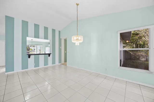 a view of livingroom with furniture