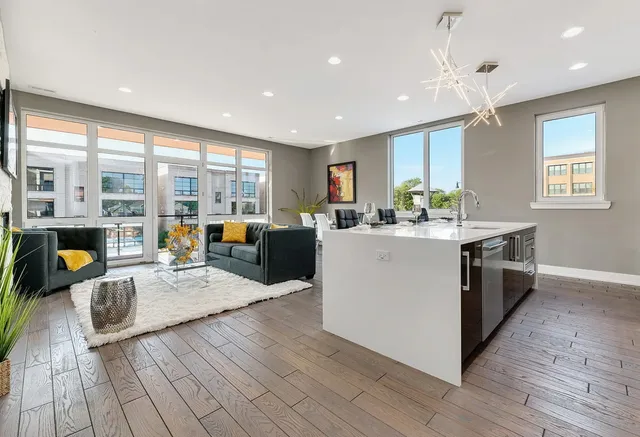 $599,999 | 2444 West Irving Park Road, Unit 2E, Chicago, IL 60618