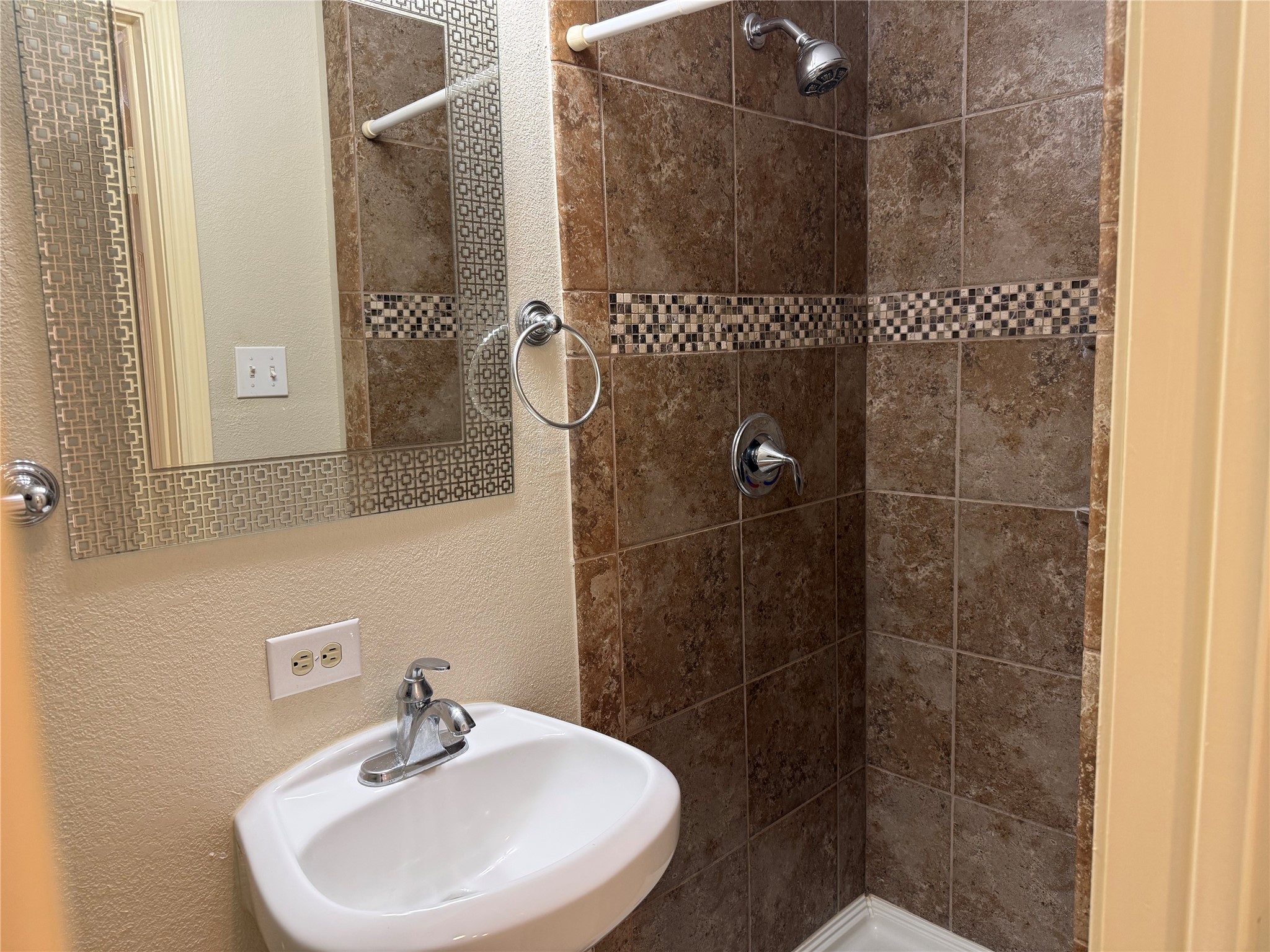 515 Tallowood Road, Unit 4 Houston, TX 77024 - Photo 11 of 25 Beautiful tile in shower
