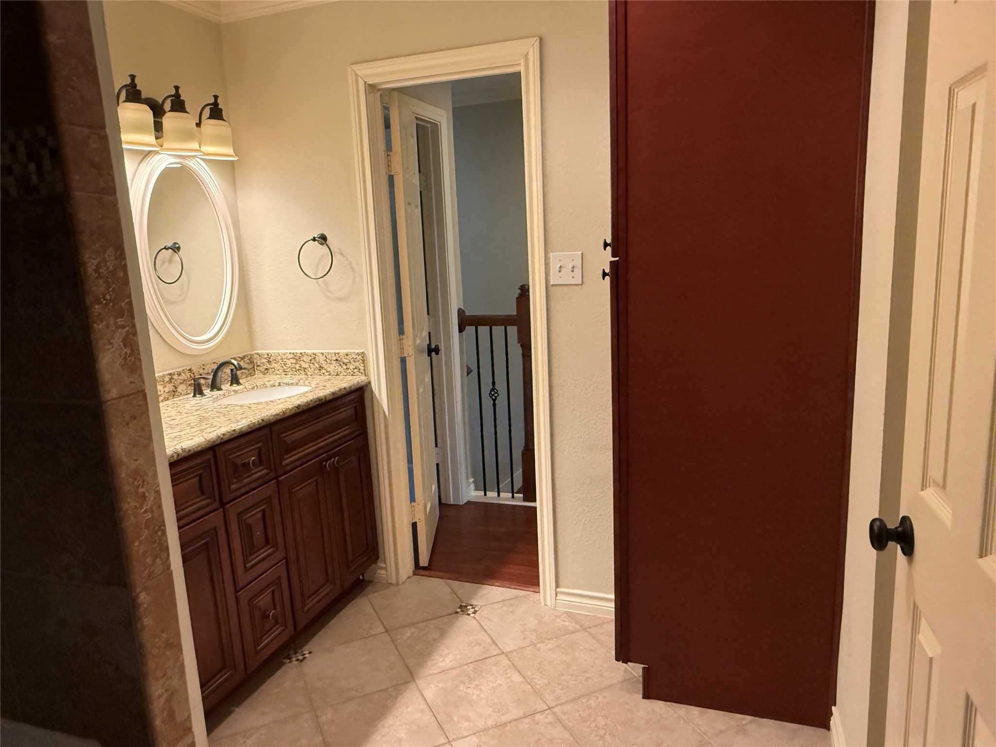 515 Tallowood Road, Unit 4 Houston, TX 77024 - Photo 17 of 25 Lots of storage in bath