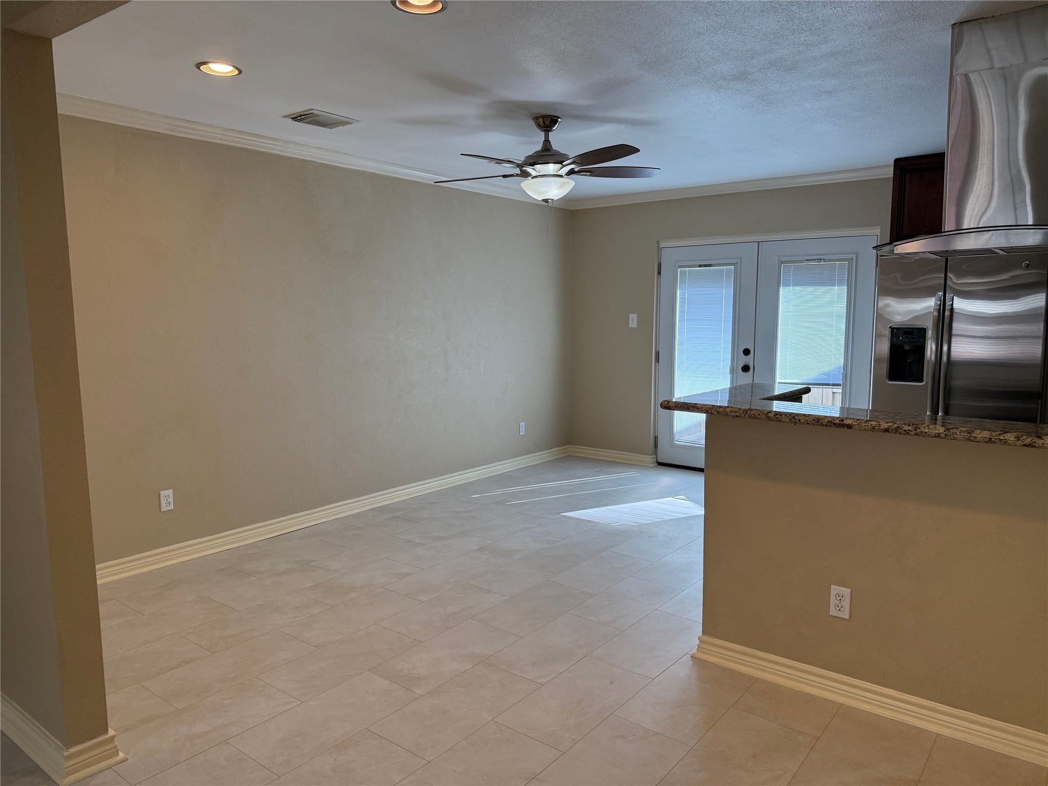 515 Tallowood Road, Unit 4 Houston, TX 77024 - Photo 4 of 25 Lots of natural light through out