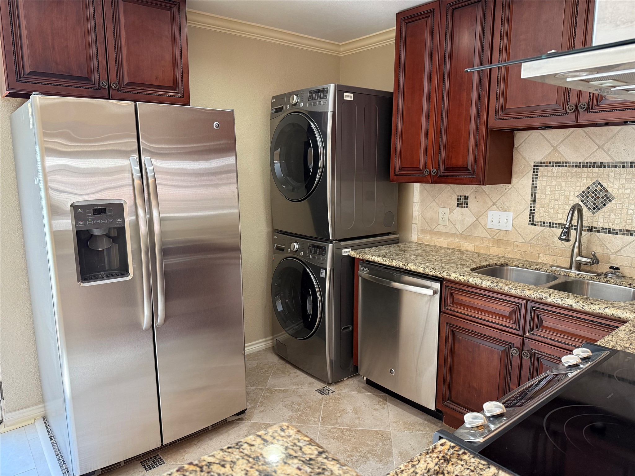 515 Tallowood Road, Unit 4 Houston, TX 77024 - Photo 9 of 25 Full size washer and dryer