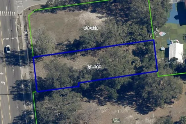 a street sign that is on a bath