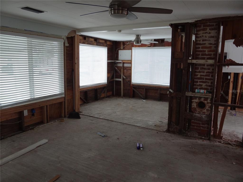 14117 Palm Street Madeira Beach, FL 33708 - Photo 9 of 25 a backyard of a house