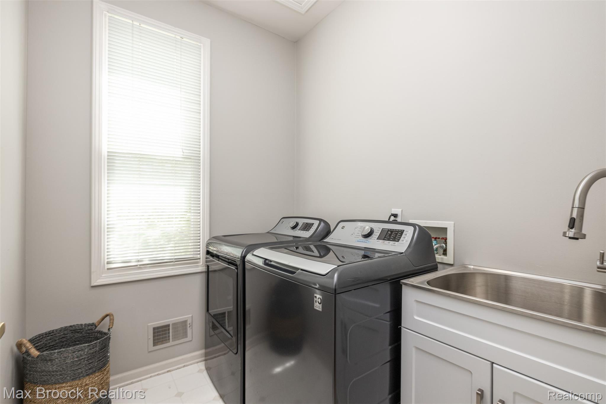 4209 Wincrest Lane Rochester, MI 48306 - Photo 17 of 30 First Floor Laundry.jpg