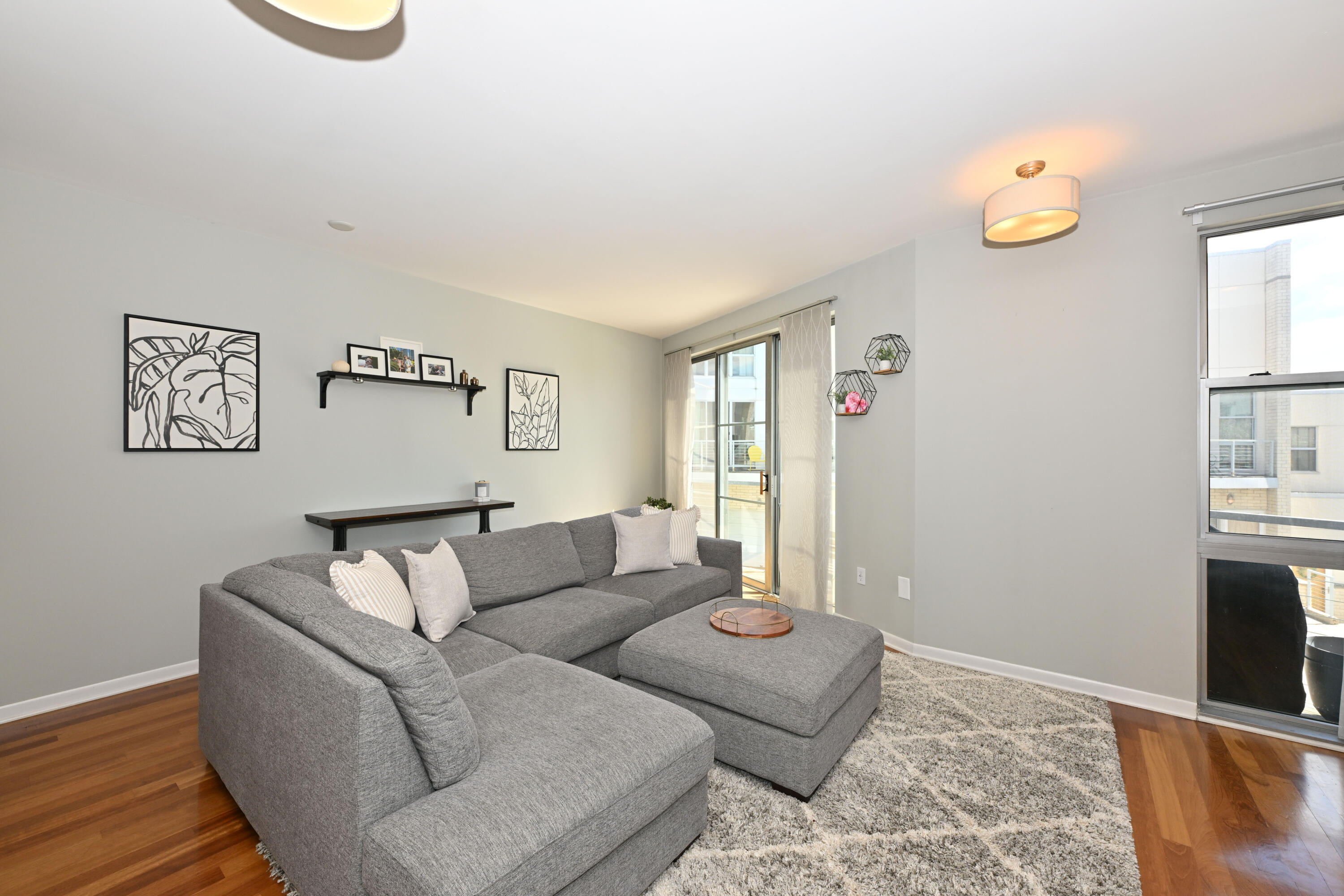 2136 North Commerce Street Milwaukee, WI 53212 - Photo 13 of 31 Living Room