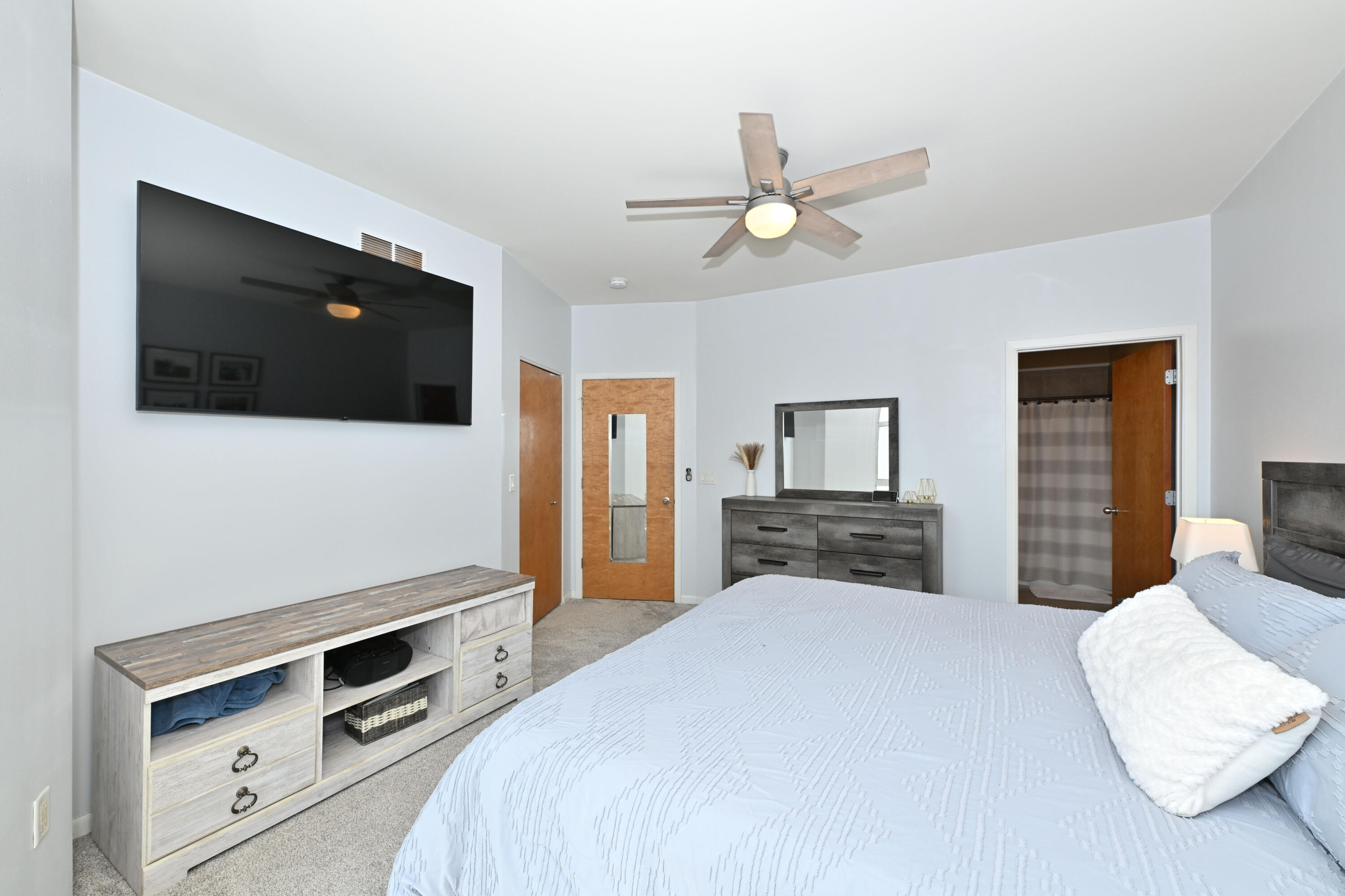 2136 North Commerce Street Milwaukee, WI 53212 - Photo 19 of 31 Primary bedroom