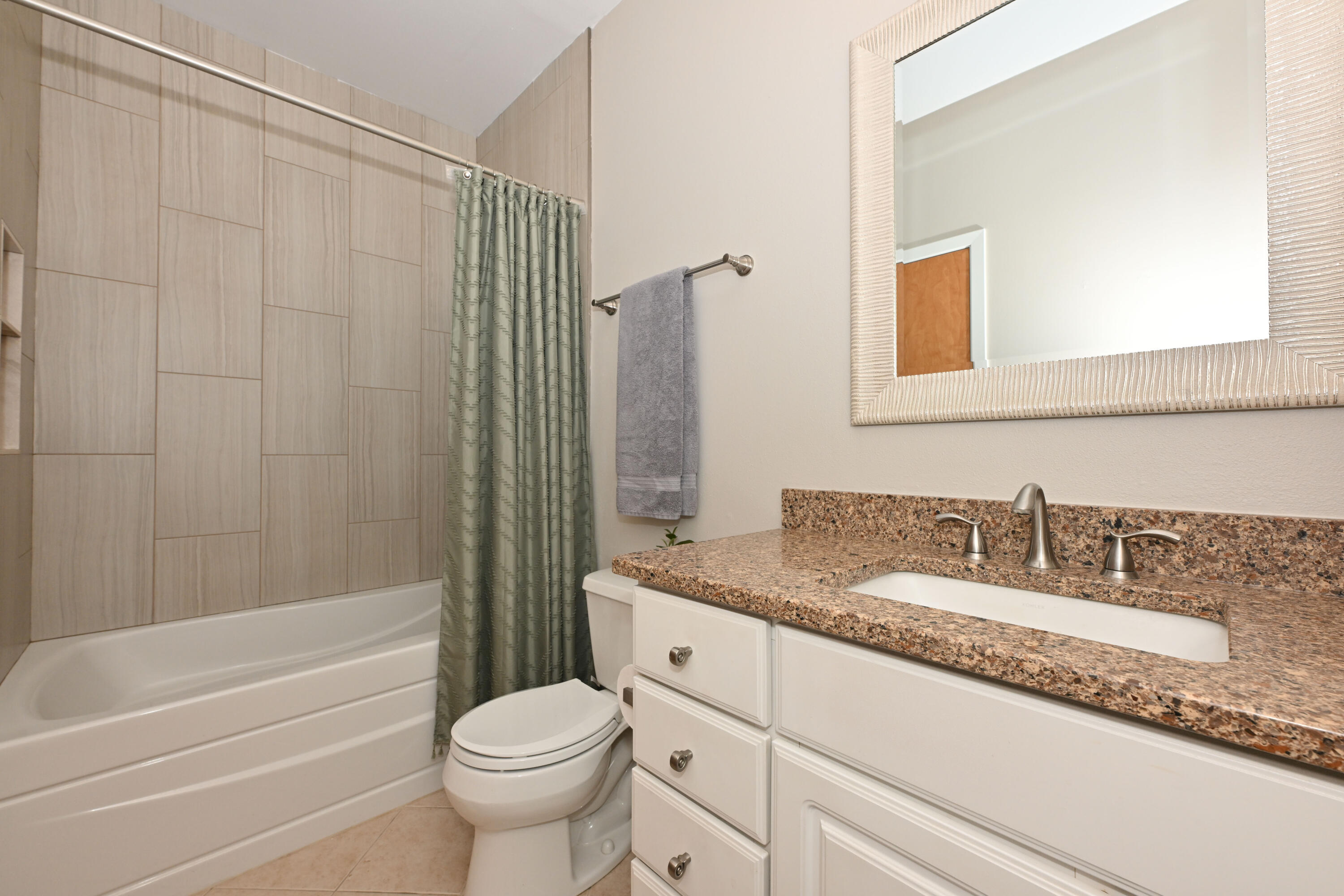 2136 North Commerce Street Milwaukee, WI 53212 - Photo 27 of 31 Guest Bath with tub