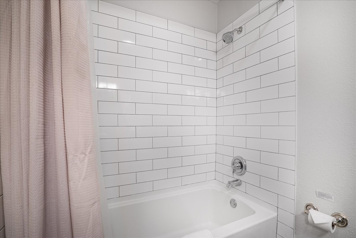 120 Sawmill Road, Unit 106 Breckenridge, CO 80424 - Photo 14 of 25 a bathroom with a bathtub