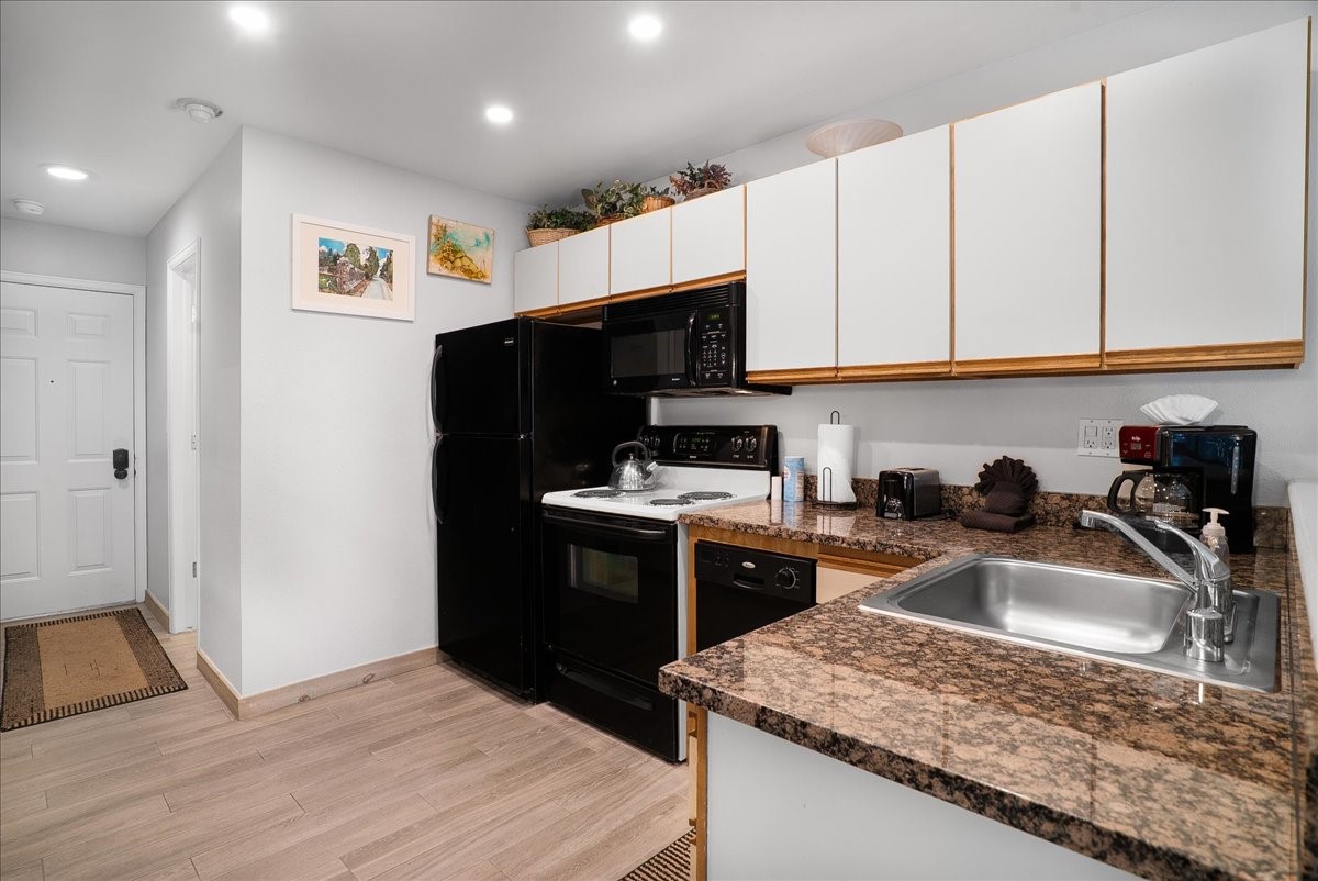120 Sawmill Road, Unit 106 Breckenridge, CO 80424 - Photo 9 of 25 a kitchen with granite countertop a sink stove and refrigerator