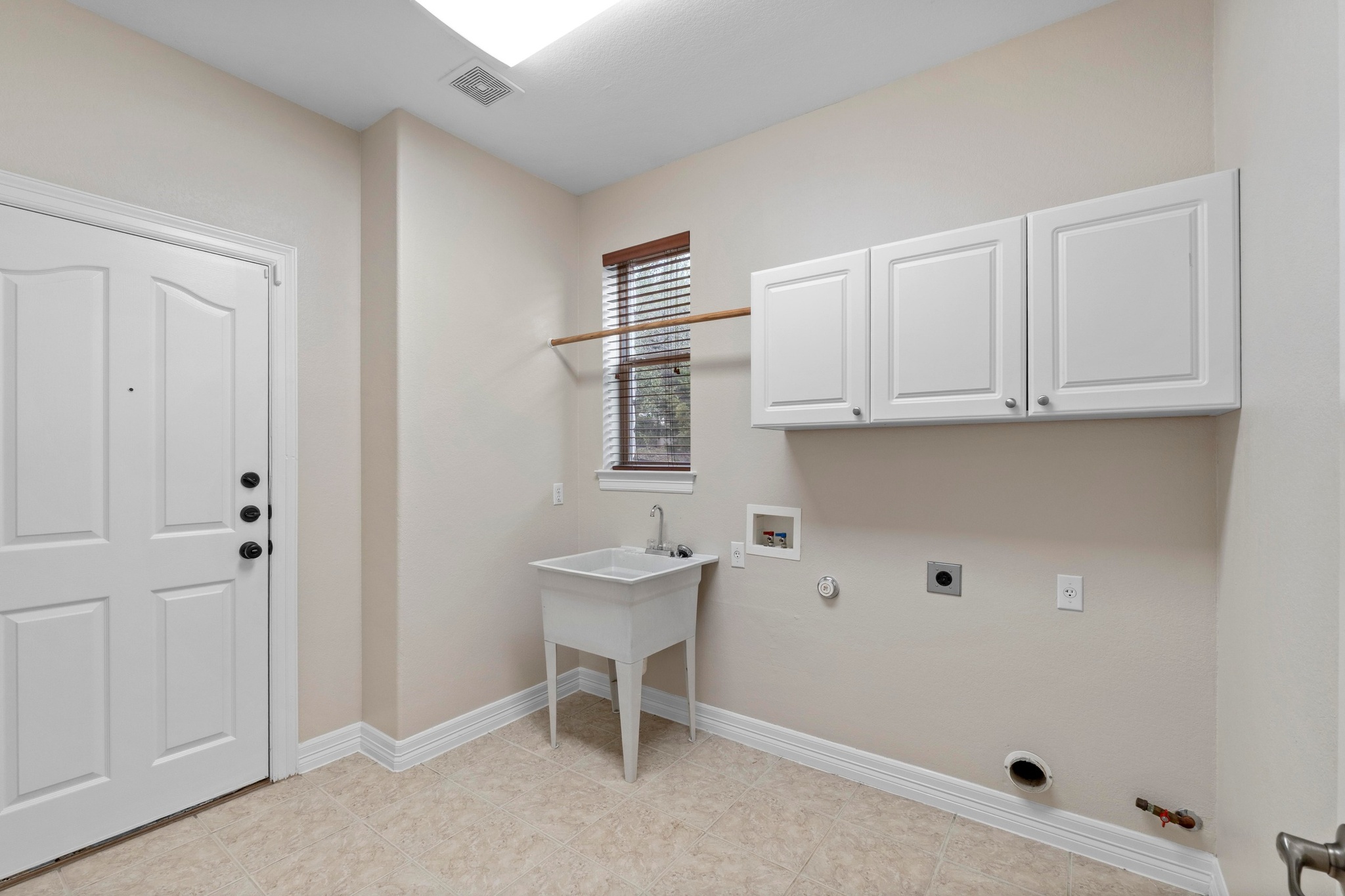 7204 Covered Bridge Drive Austin, TX 78736 - Photo 25 of 40 This laundry room is large enough to qualify as a mudroom and a great drop-zone just off the 3-car garage.