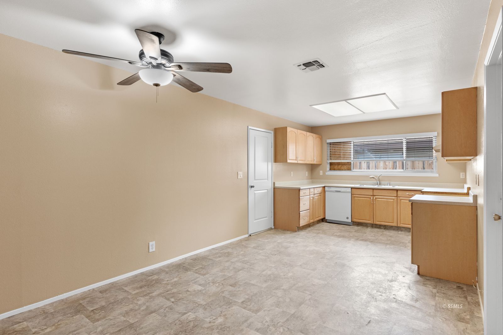 325 South Lincoln Street Ridgecrest, CA 93555 - Photo 12 of 35