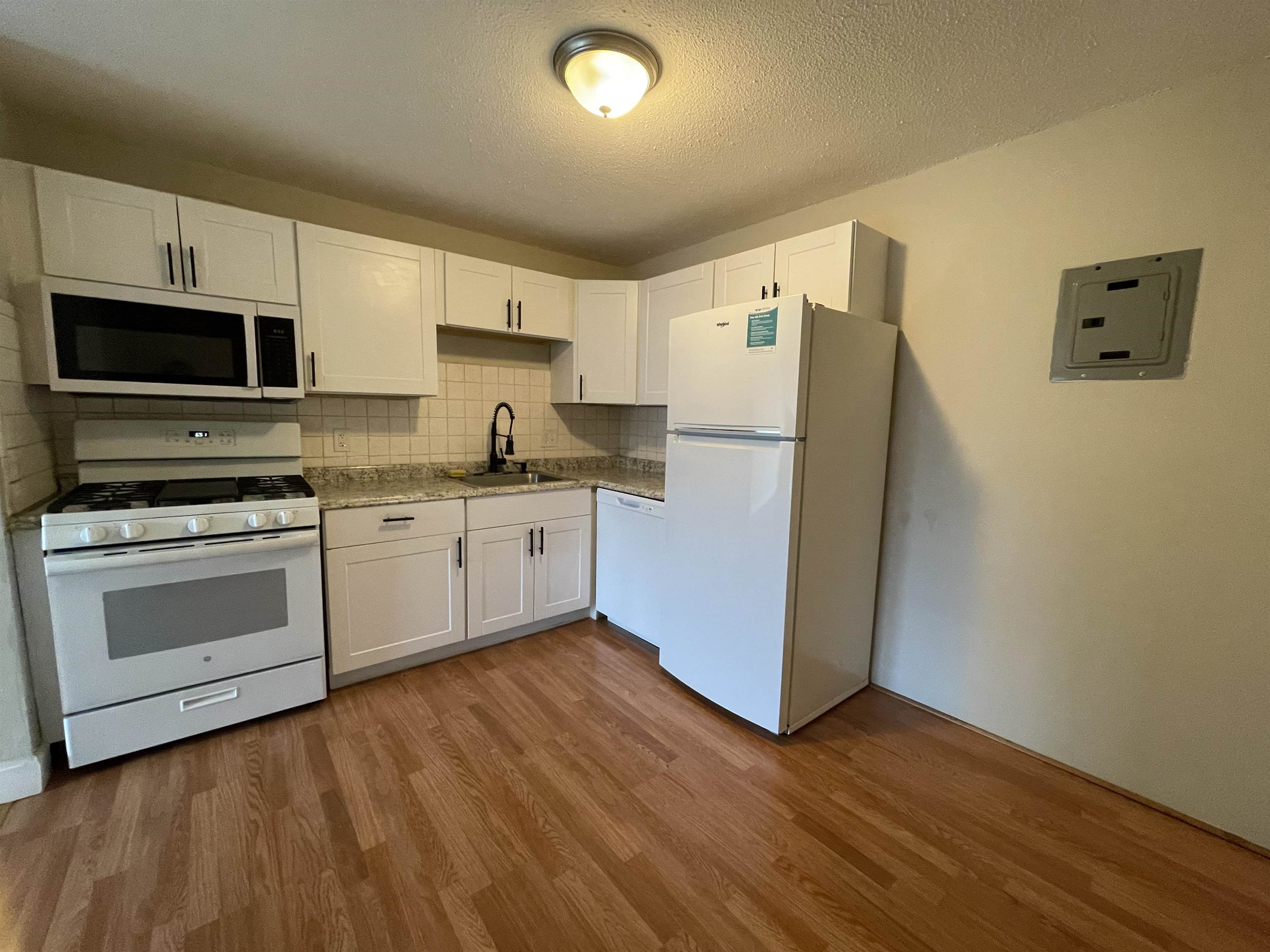 124 Mammoth Road, Unit 21 Hooksett, NH 03106 - Photo 9 of 30