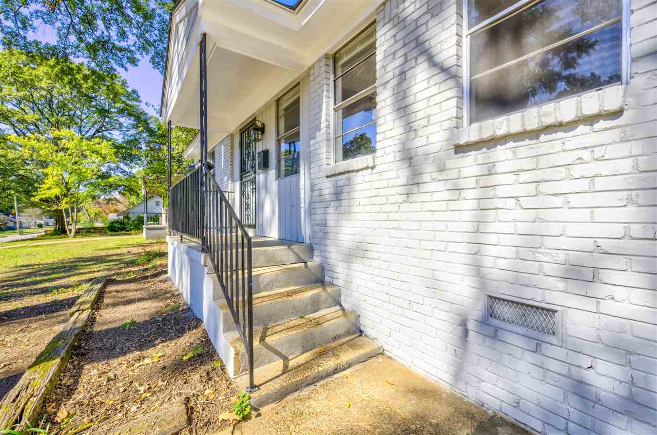 3574 Carrington Road Memphis, TN 38111 - Photo 2 of 22 a view of entryway with wooden floor