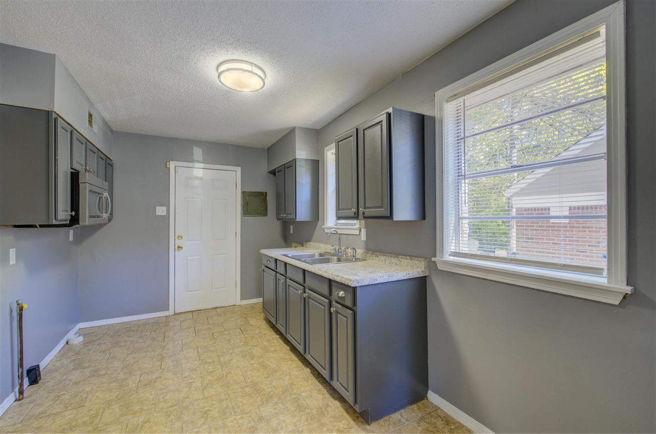 3574 Carrington Road Memphis, TN 38111 - Photo 7 of 22 a room with a stove and a cabinet