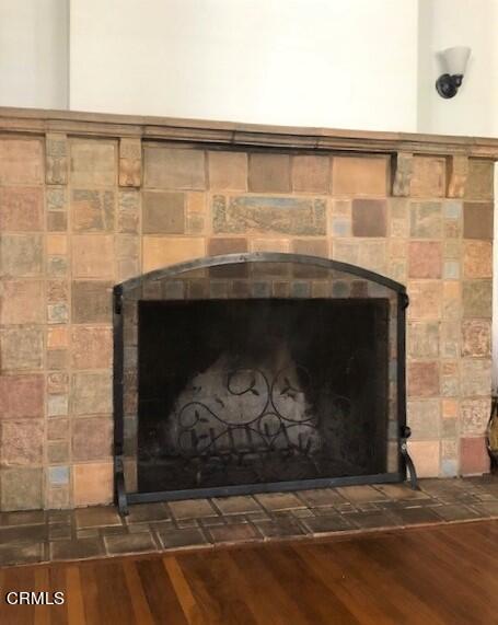 1136 East Rio Grande Street Pasadena, CA 91104 - Photo 8 of 30 a fireplace with a vase