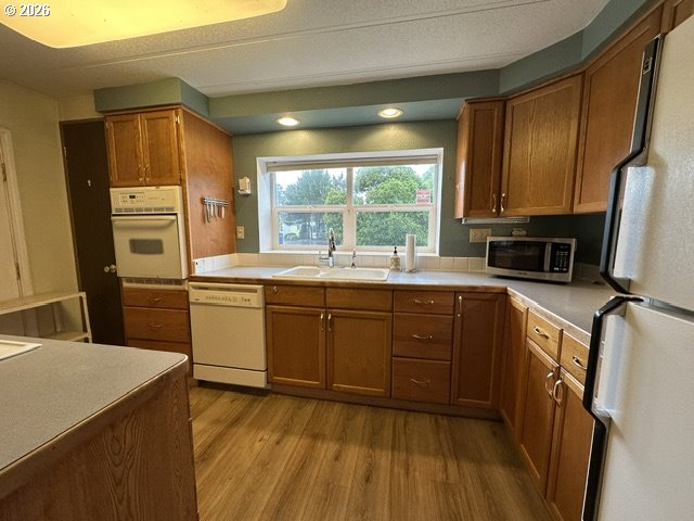 3760 Highway 101, Unit 18 Florence, OR 97439 - Photo 4 of 29 Kitchen