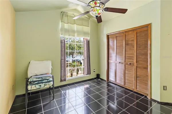 a room with windows and ceiling fan