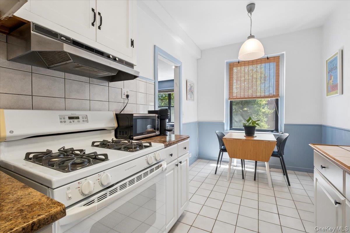 143 Garth Road, Unit 5L Scarsdale, NY 10583 - Photo 14 of 22 Eat-in-kitchen has dining area near window