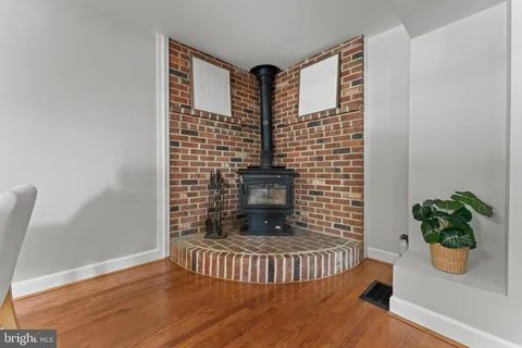 a view of livingroom with furniture
