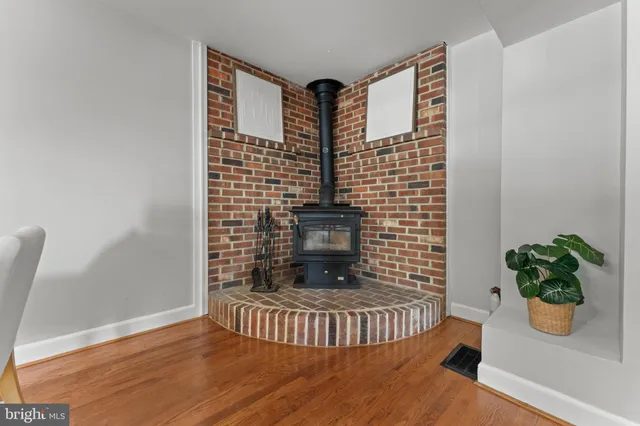 a view of livingroom with furniture