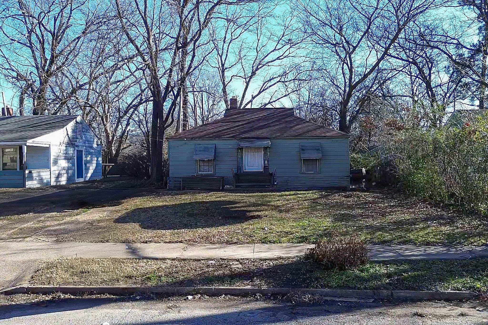 a view of a house with a yard