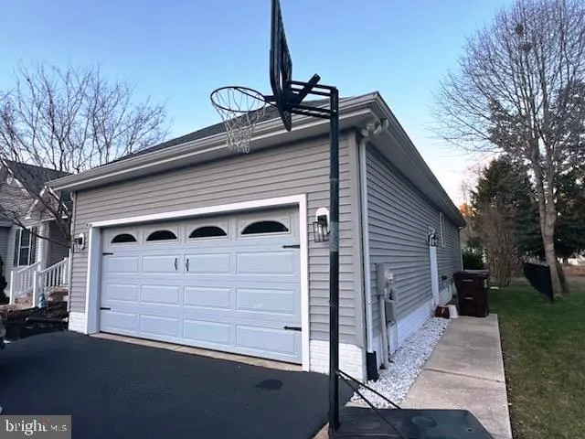 a view of backyard of the house