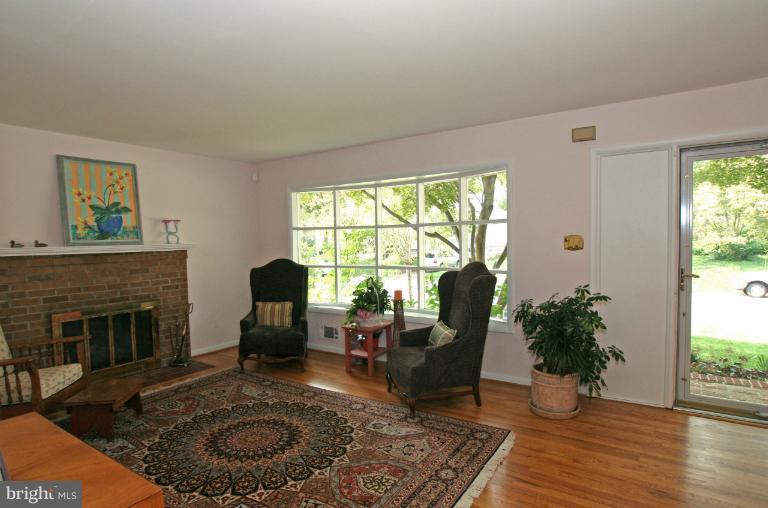 7 Goodrich Road Annapolis, MD 21401 - Photo 10 of 30 Living Room