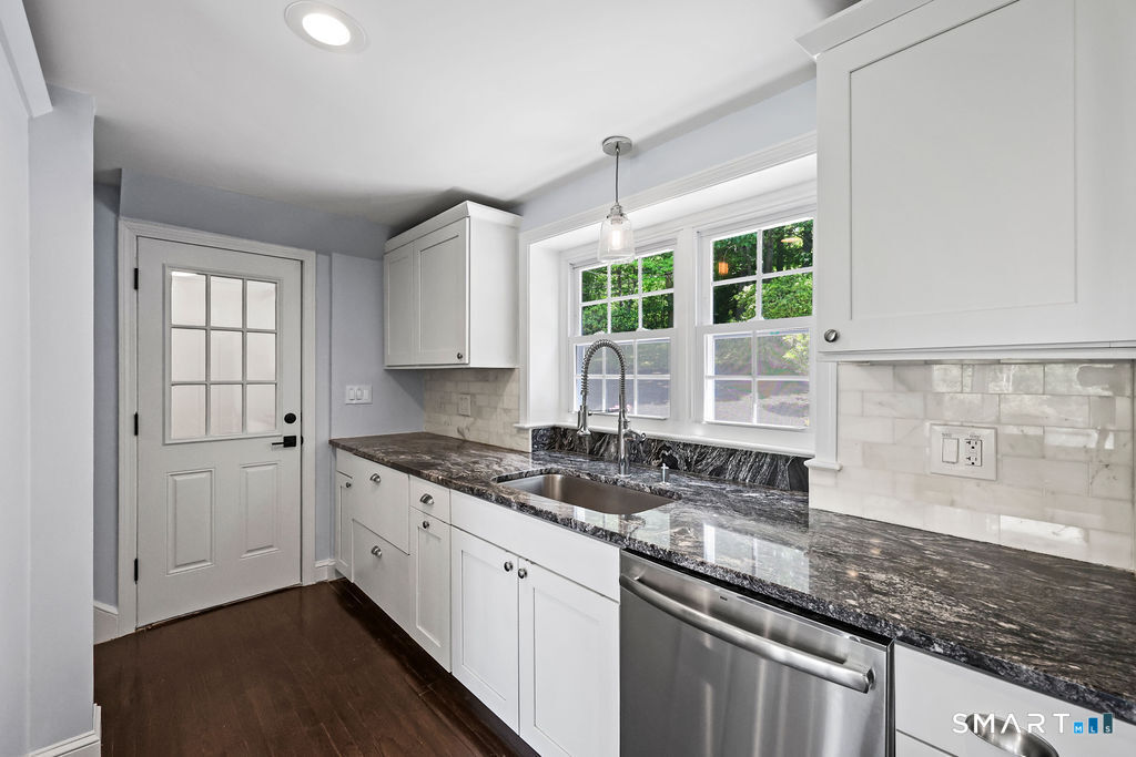 187 Talcott Notch Road Farmington, CT 06032 - Photo 7 of 40
