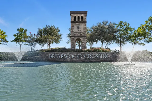 a sign that is sitting on a brick wall