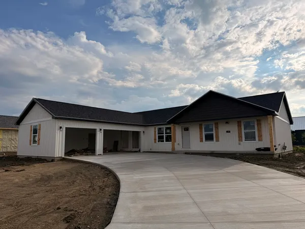 $389,900 | 407 Jerin Drive, Fisher, IL 61843