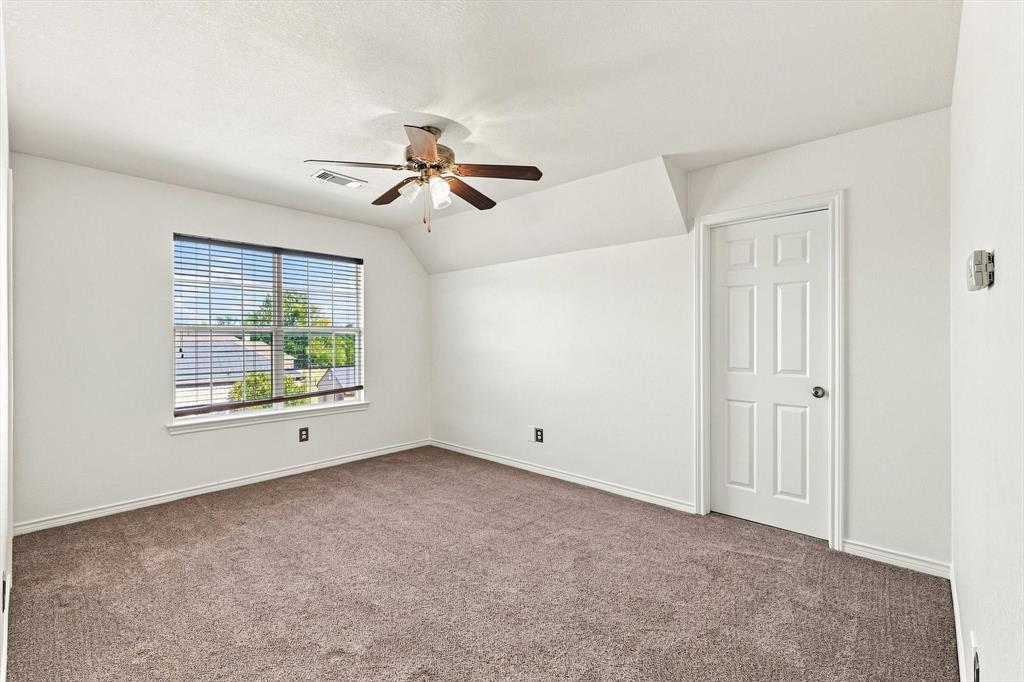 47 Preakness Place Road Van Alstyne, TX 75495 - Photo 23 of 34 1 of 3 upstairs bedrooms. Huge closet!