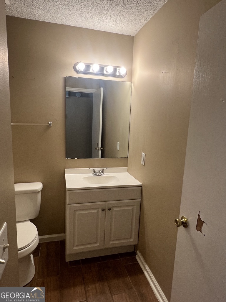 412 Fairfield Court St. Marys, GA 31558 - Photo 7 of 10 a bathroom with a toilet sink and mirror