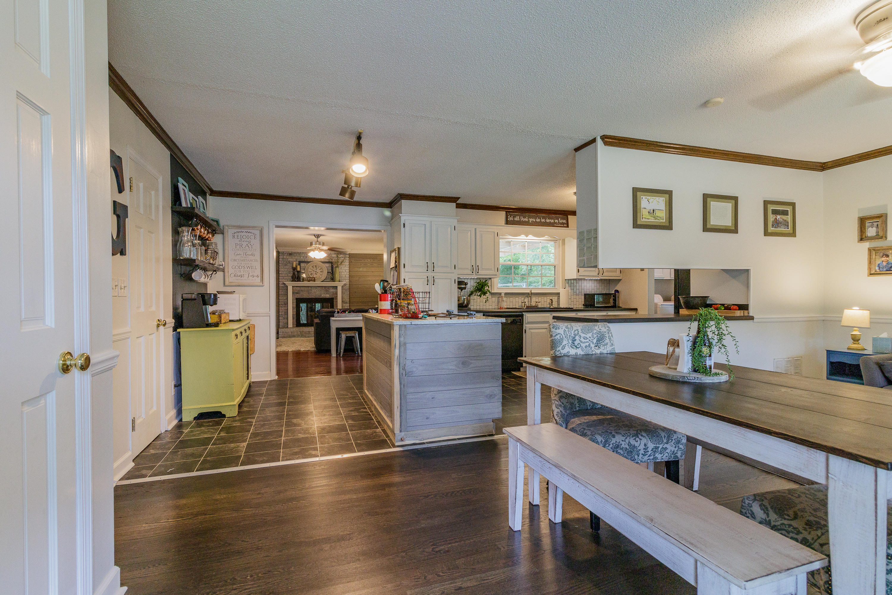 308 East Huntington Road Rossville, GA 30741 - Photo 4 of 43 Living/Dining Room