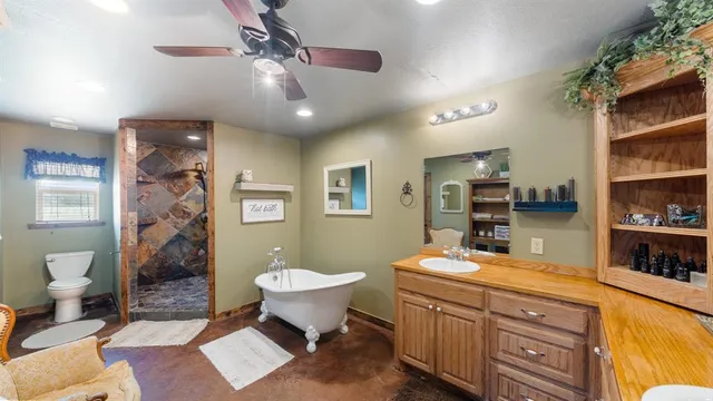 $640,000 | 5801 County Road 4128, Scurry, TX 75158