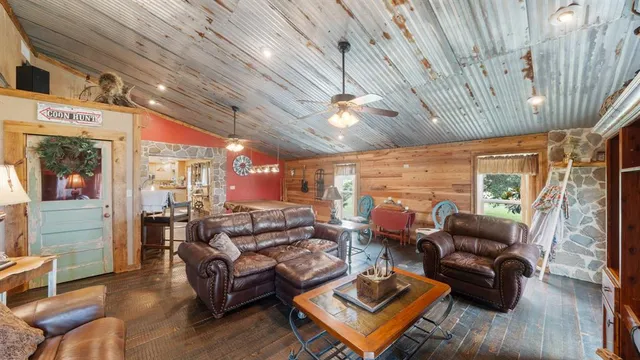 $640,000 | 5801 County Road 4128, Scurry, TX 75158