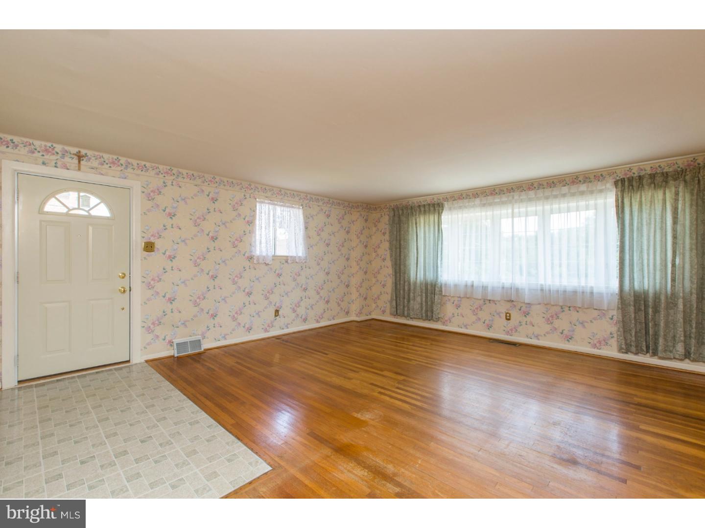 11839 Brandon Road Philadelphia, PA 19154 - Photo 5 of 22 Living Room