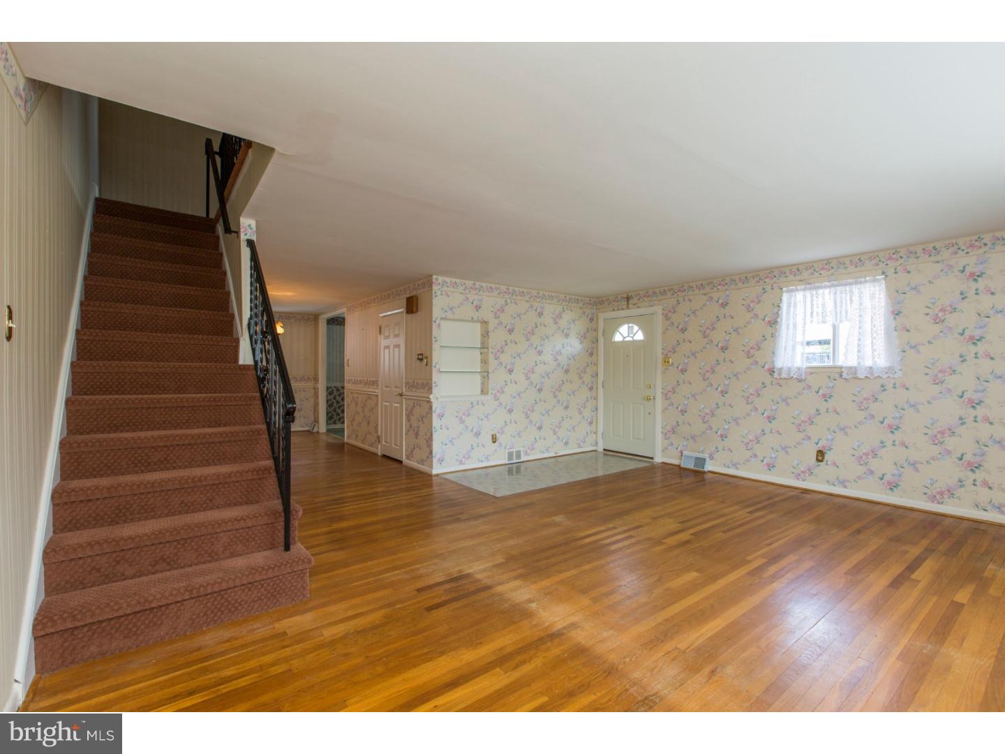 11839 Brandon Road Philadelphia, PA 19154 - Photo 6 of 22 Living Room