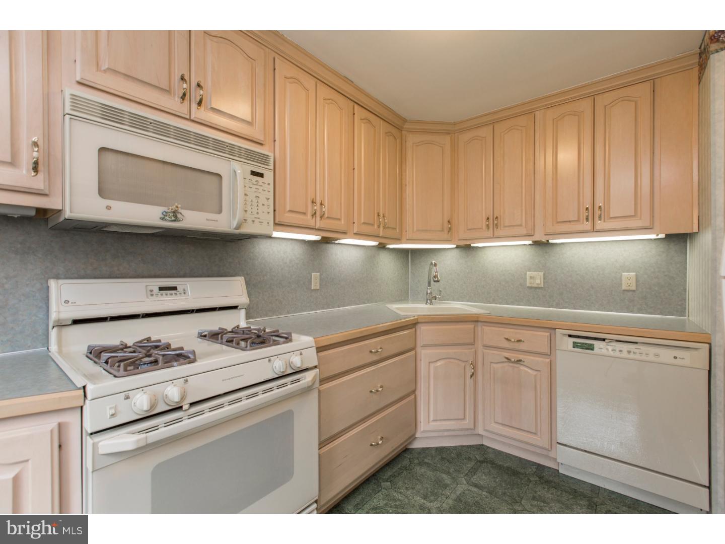 11839 Brandon Road Philadelphia, PA 19154 - Photo 8 of 22 Kitchen