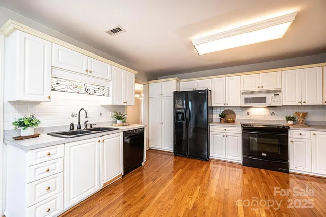 $300,000 | 3501 Overbrook Drive, Conover, NC 28613