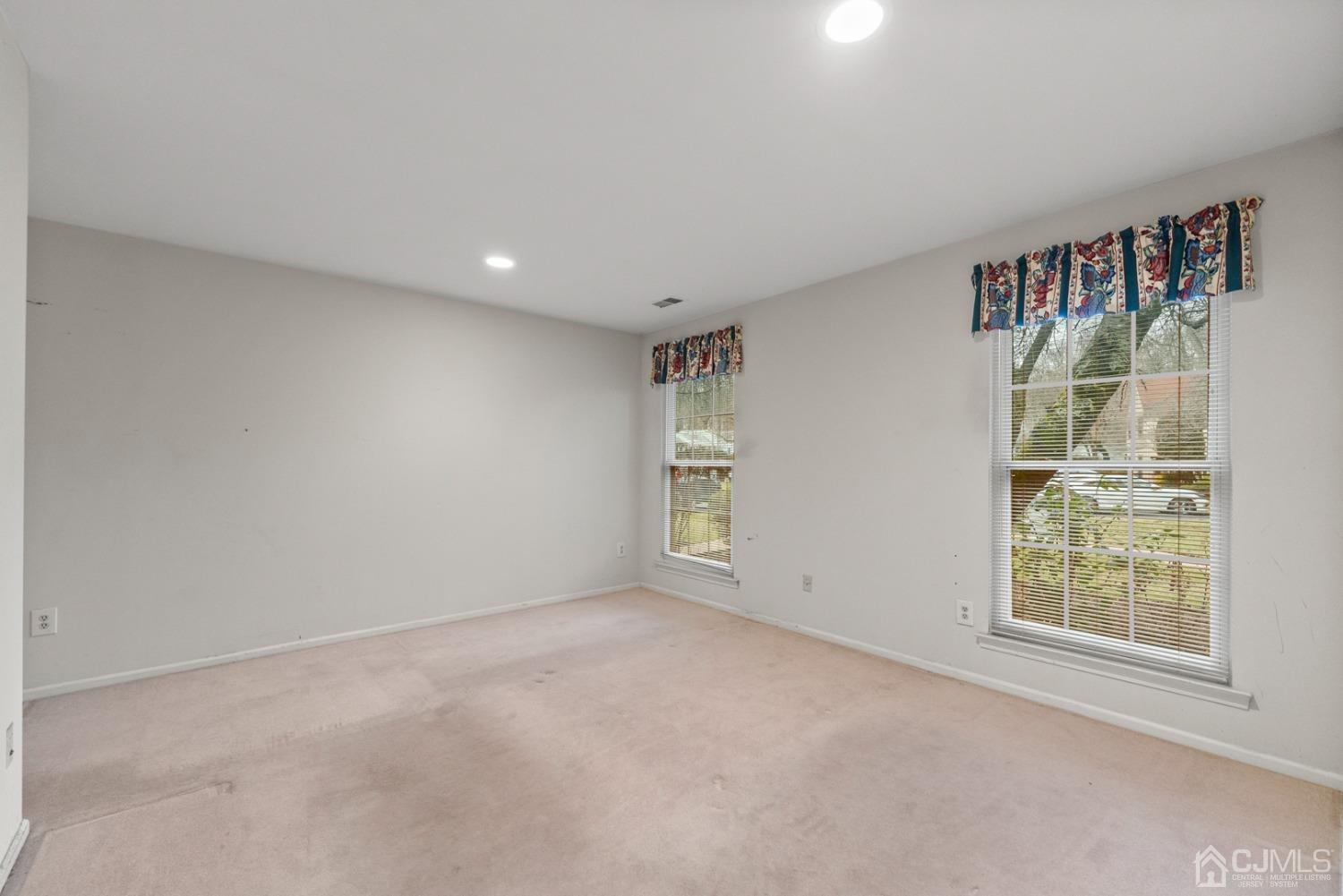 1801 Timber Oaks Road Edison, NJ 08820 - Photo 21 of 35 an empty room with windows