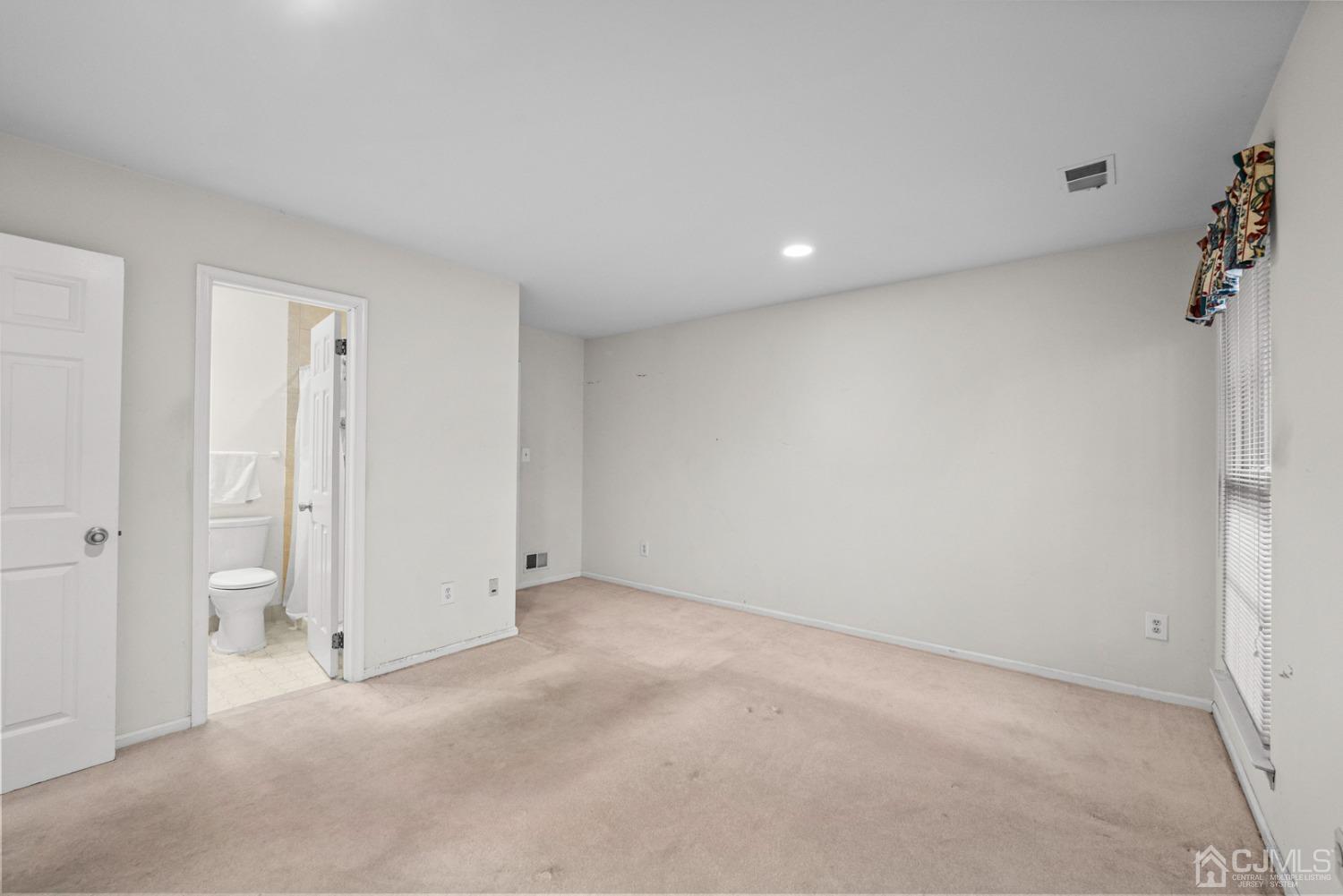 1801 Timber Oaks Road Edison, NJ 08820 - Photo 22 of 35 a view of an empty room