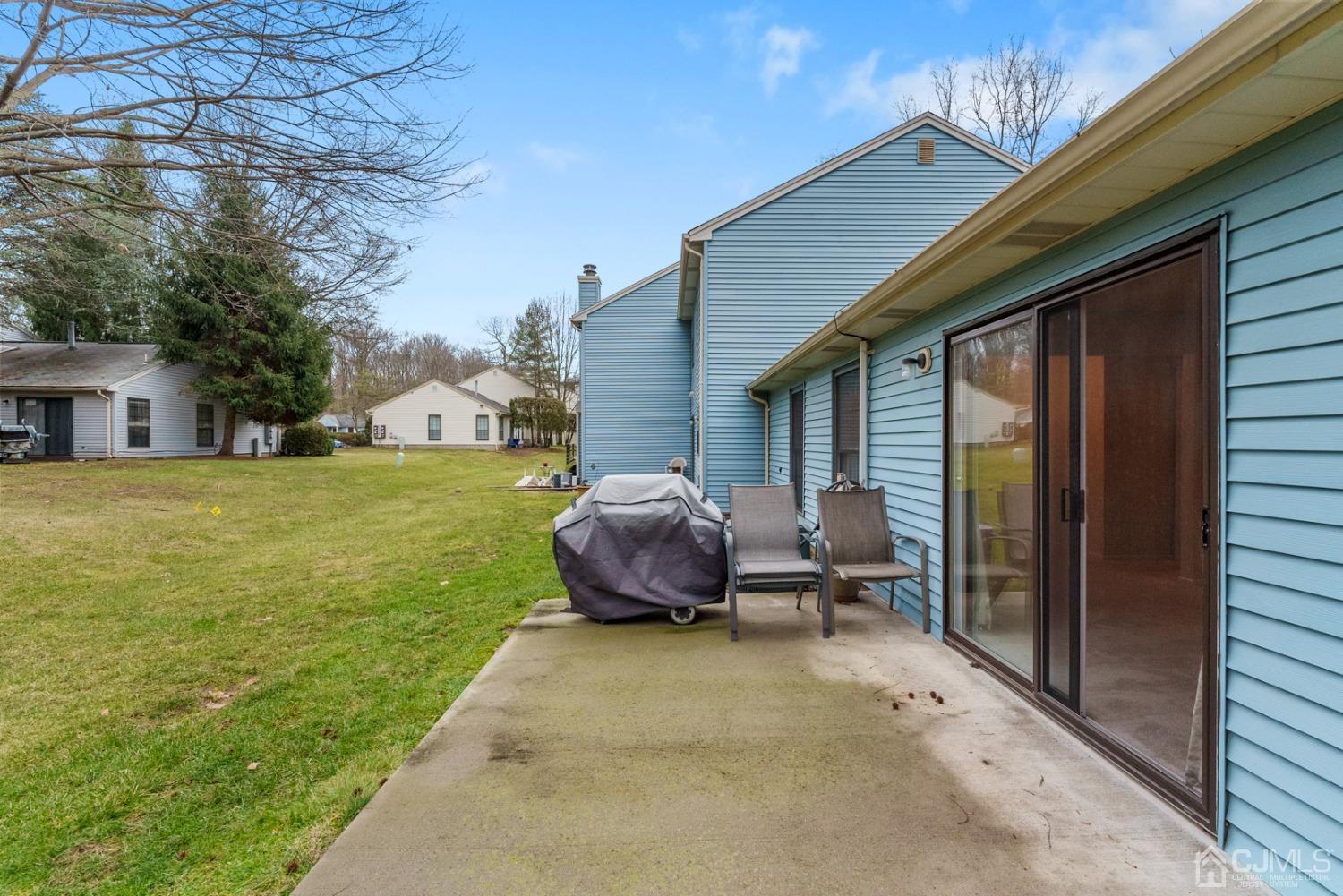 1801 Timber Oaks Road Edison, NJ 08820 - Photo 28 of 35 a backyard of a house with table and chairs