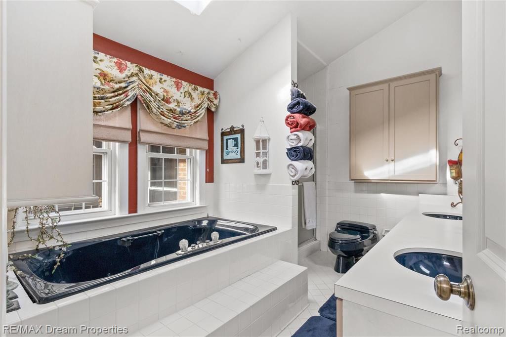 33477 Quaker Valley Road Farmington Hills, MI 48331 - Photo 19 of 23