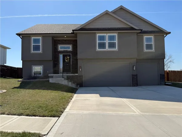 $405,000 | 1205 Northwest 3rd Street, Oak Grove, MO 64075