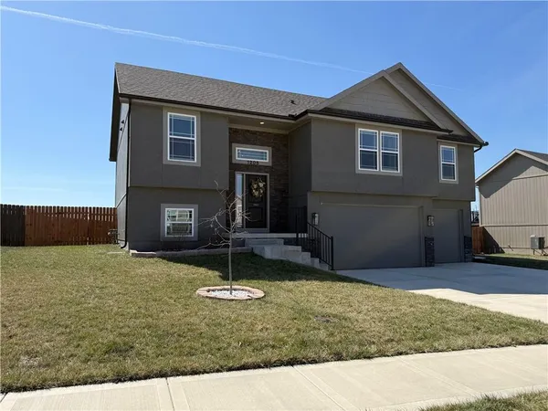 $405,000 | 1205 Northwest 3rd Street, Oak Grove, MO 64075