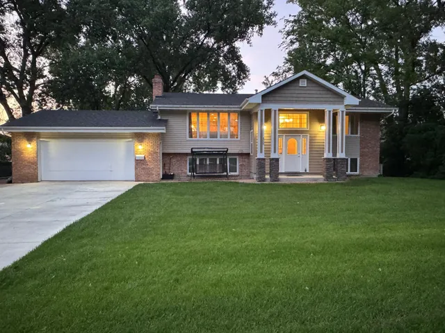 $487,000 | 8000 Winnetka Heights Drive, Golden Valley, MN 55427